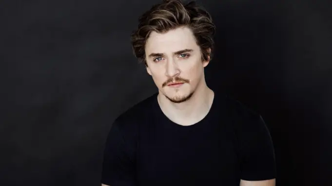 How tall is Kyle Gallner?
